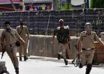 सेना के जवानों की ओर से चार पुलिसकर्मियों की कथित रूप से पिटाई का मामला