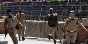 सेना के जवानों की ओर से चार पुलिसकर्मियों की कथित रूप से पिटाई का मामला