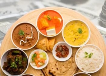 तेल और एलपीजी की कमी के बावजूद सस्ती सब्जियों और ब्रॉयलर के कारण शाकाहारी और मांसाहारी थाली की कीमतों में गिरावट