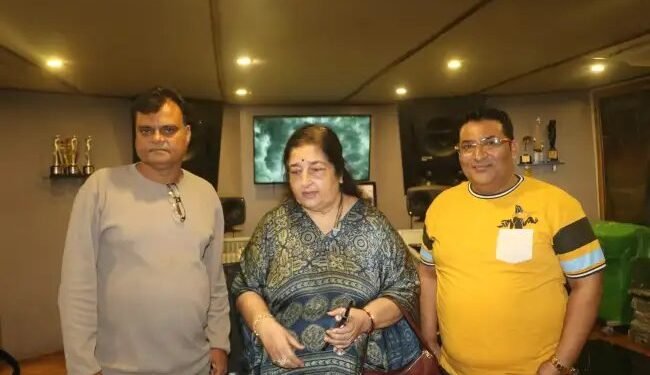 अनुराधा पौडवाल ने लगाए मंजीत गुलेरिया के साथ रोमांटिक सॉन्ग में चार चाँद