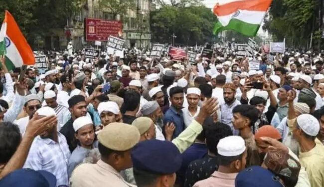 वक्फ कानून के खिलाफ कोलकाता में छात्र तो सड़कों पर AIMIM कार्यकर्ताओं का प्रदर्शन तेज