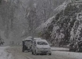 Jammu Kashmir: ठंड और बारिश के बाद जम गई घाटी, -20 डिग्री गिरा तापमान