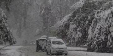 Jammu Kashmir: ठंड और बारिश के बाद जम गई घाटी, -20 डिग्री गिरा तापमान