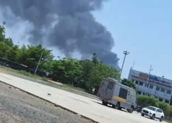 Ahmedabad Plane Crash: अहमदाबाद में बड़ा विमान हादसा: एयर इंडिया का बोइंग 787-8 ड्रीमलाइनर क्रैश, विमान में 242 लोग थे सवार