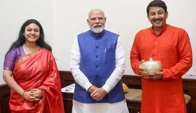 सांसद मनोज तिवारी ने प्रधानमंत्री नरेन्द्र मोदी को भेंट किया बाबा वैद्यनाथ धाम का प्रसाद