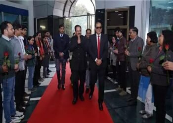 केंद्रीय रक्षा एवं पर्यटन राज्य मंत्री अजय भट्ट ने सी-डॉट का दौरा किया