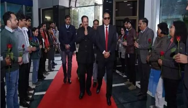 केंद्रीय रक्षा एवं पर्यटन राज्य मंत्री अजय भट्ट ने सी-डॉट का दौरा किया