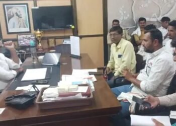 पीएम फसल बीमा योजना का मुआवजा कई महीनों से अटका, अकोला में किसानों ने शुरु किया धरना-प्रदर्शन!