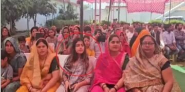 मैनपुरी में चुनाव प्रचार के दौरान दिखी अखिलेश यादव की बेटी, सुन रही थी मां का भाषण