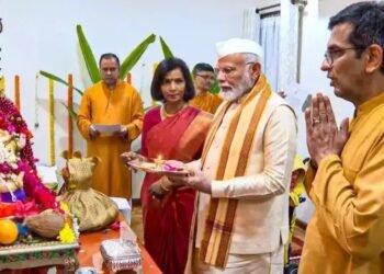 CJI के घर गणपति पूजा में पहुंचे पीएम मोदी, कांग्रेस पर साधा निशाना