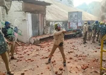 संभल हिंसा: पुलिस का एक्शन, मस्जिद की दीवारों पर लगाएं 74 उपद्रवियों के पोस्टर, बताने वाले को मिलेगी इनामी राशि