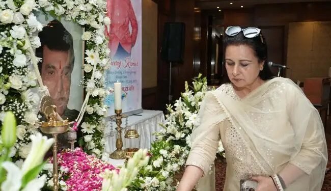 धीरज कुमार को श्रद्धांजलि देने जुटे फिल्म इंडस्ट्री के सेलिब्रिटी