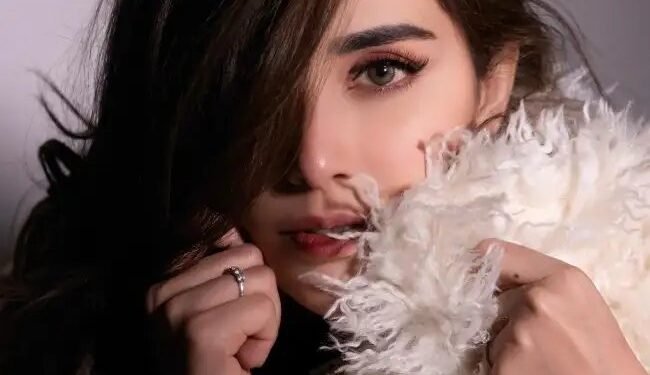 एंजेला क्रिस्लिंस्की के पार्टी एंथम का “म्यूज़िकल फायर”