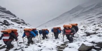 बिगड़े मौसम के कारण भटके ट्रैकर्स, 4 लोगों की मौत, 8 का रेस्क्यू