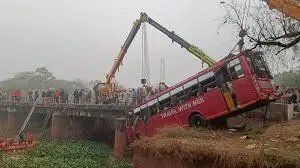 पंजाब: 45 यात्रियों को ले जा रही बस नाले में गिरी, आठ की मौत