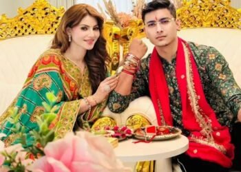 भाई यशराज को चांदी की चमकदार राखी पहनाकर उर्वशी रौतेला ने किया हैरान