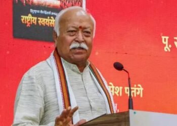 विवाद के बीच मोहन भागवत ने कहा कि आरएसएस आरक्षण का समर्थन करता है