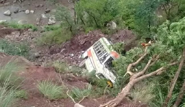 जम्मू –श्रीनगर हाइवे पर बड़ा हादसा, खाई में बस करने का बस गिरने से 10 की मौत