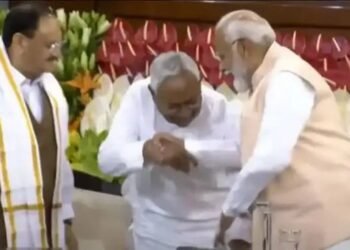 एनडीए की मीटिंग में नीतीश ने नरेंद्र मोदी को नई सरकार के लिए अपना समर्थन दिया