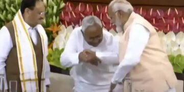 एनडीए की मीटिंग में नीतीश ने नरेंद्र मोदी को नई सरकार के लिए अपना समर्थन दिया