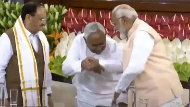 एनडीए की मीटिंग में नीतीश ने नरेंद्र मोदी को नई सरकार के लिए अपना समर्थन दिया