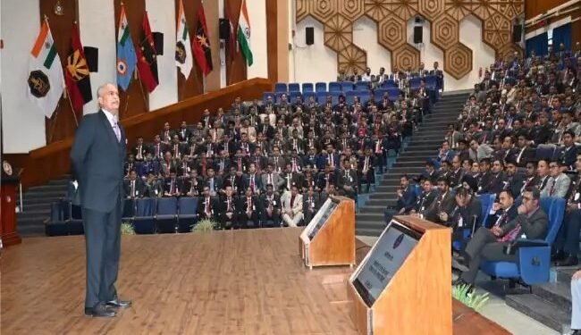 एडमिरल आर हरि कुमार ने भारतीय सशस्त्र बलों के भावी नेतृत्व को संबोधित किया