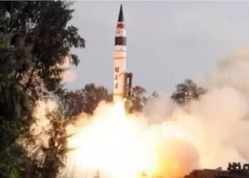 स्वदेश में विकसित अग्नि-5 मिसाइल ने एमआईआरवी के साथ पहली उड़ान भरी