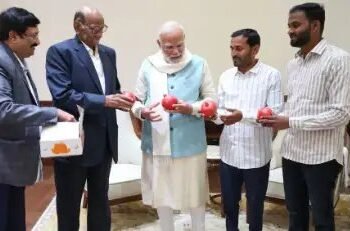 किसानों के साथ शरद पवार ने PM Modi को भेंट किए अनार!
