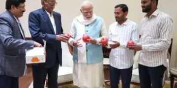 किसानों के साथ शरद पवार ने PM Modi को भेंट किए अनार!