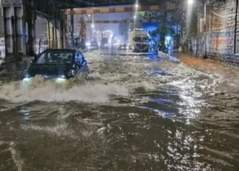 मुंबई में भारी बारिश से बुरा हाल, रेलवे ट्रैक पर पानी, कई ट्रेनें हुई रद्द