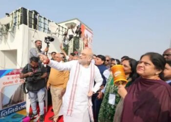 गृह मंत्री ने अहमदाबाद में मनाई मकर संक्रांति, की पतंगबाजी!