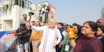 गृह मंत्री ने अहमदाबाद में मनाई मकर संक्रांति, की पतंगबाजी!