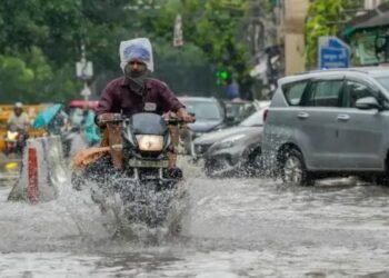 दिल्ली-NCR में मॉनसून की बारिश ने बढ़ाई टेंशन, सड़कों पर जलभराव और जाम से लोग बेहाल