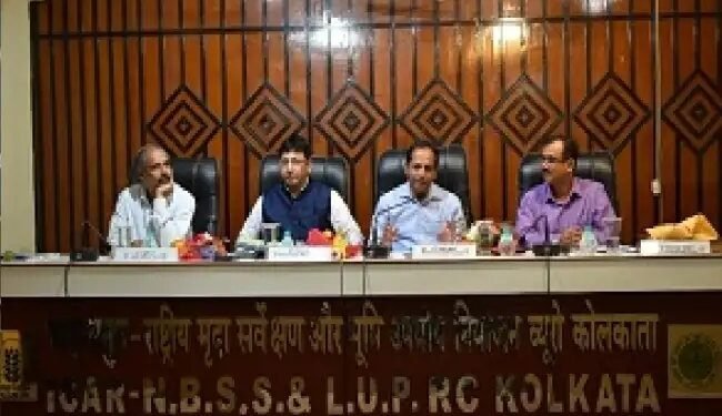 डॉ. हिमांशु पाठक ने आईसीएआर-एनबीएसएस एंड एलयूपी केंद्र, कोलकाता का दौरा किया