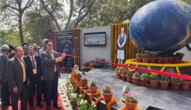 किरेन रिजिजू ने नई दिल्ली लोधी रोड पर एक आकर्षक सेल्फी प्वाइंट का उद्घाटन किया