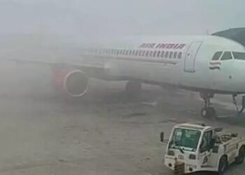 रेलवे स्टेशनों- हवाई अड्डों पर यात्री परेशान, 120 फ्लाइट्स-53 रद्द, ट्रेनें भी घंटों
