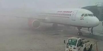 रेलवे स्टेशनों- हवाई अड्डों पर यात्री परेशान, 120 फ्लाइट्स-53 रद्द, ट्रेनें भी घंटों