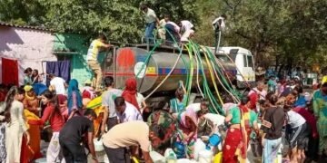 पानी के लिए तरसती ‘राजधानी’! कतारों में लोग, SC ने लगाई दिल्ली सरकार पर फटकार