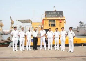मिसाइल बार्ज नौका एलएसएएम 18  को मुंबई के नौसेना डॉकयार्ड में सौंपा गया