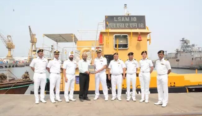 मिसाइल बार्ज नौका एलएसएएम 18  को मुंबई के नौसेना डॉकयार्ड में सौंपा गया