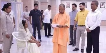 जनता दरबार में सीएम योगी के आधिकारियों को सख्त आदेश, कब्जा करने वालों को सिखाएं सबक