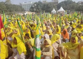 दिल्ली के रामलीला मैदान में किसानों का प्रदर्शन, इन मांगों को लेकर उठाई आवाज