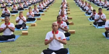 केन्द्रीय रक्षा मंत्री ने सैनिकों के साथ अंतर्राष्ट्रीय योग दिवस मनाया