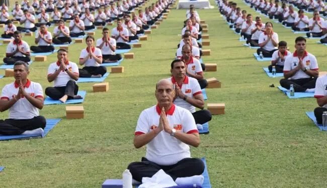 केन्द्रीय रक्षा मंत्री ने सैनिकों के साथ अंतर्राष्ट्रीय योग दिवस मनाया