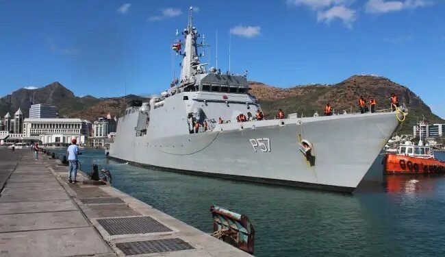 आईएनएस सुनयना मॉरीशस के लुईस बंदरगाह पर पहुंचा