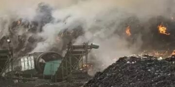 धूं-धूंकर फिर जला गाजीपुर के कूड़े का पहाड़, दमकल की 30 गाड़ियों मौजूद