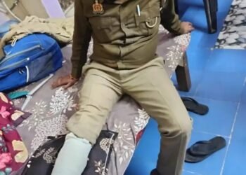 चोर ने सिपाही को तेज रफ्तार बाइक के सामने धकेला, टूटा सिपाही का पैर