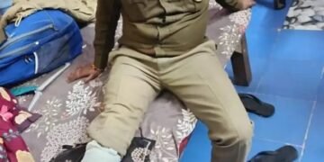 चोर ने सिपाही को तेज रफ्तार बाइक के सामने धकेला, टूटा सिपाही का पैर