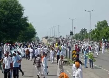 बारिश बनीं किसानों के लिए आफत: NH पर जाम लगाकर सरकार से की मुआवजे की मांग