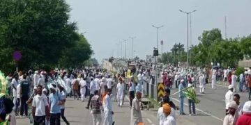 बारिश बनीं किसानों के लिए आफत: NH पर जाम लगाकर सरकार से की मुआवजे की मांग